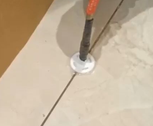 北戴河瓷砖空鼓维修公司专业解答瓷砖在铺贴过程中，如果没有涂抹均匀到位的粘结材料（如水泥砂浆或瓷砖胶），可能会导致以下问题