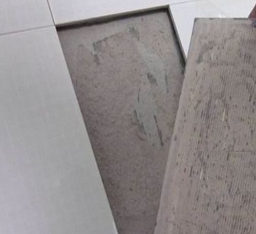 北戴河瓷砖空鼓维修公司分享瓷砖铺贴时如果打浆（即涂抹在瓷砖背面和基层上的砂浆或瓷砖胶）过少，会带来以下问题